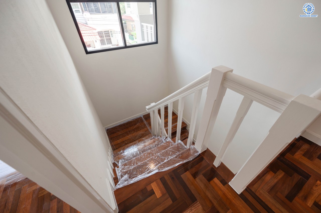 บ้านมือสองตกแต่งใหม่ โครงการ รติรมย์2 ราชพฤกษ์-กาญจนาภิเษก ซ.สวนผัก32 ส่วนกลางครบครัน พร้อมอยู่ เนื้อที่ 56 ตร.ว. ฟังก์ชัน 3 ห้องนอน 2 ห้องน้ำ 1 ห้องอเนกประสงค์ จอดรถได้ 2 คัน บนทำเลศักยภาพ เชื่อมต่อหลายเส้นทาง ใกล้ทางด่วน "ศรีรัช" และเซ็นทรัล เวสต์วิลล์...